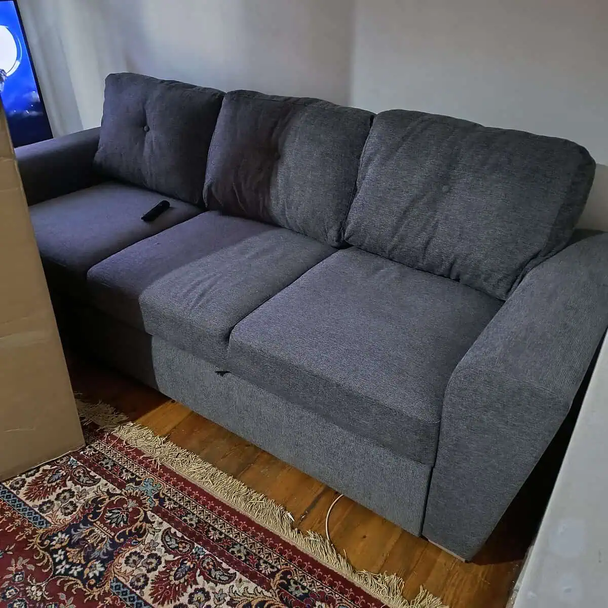 Мастер CityHandyman собирает диван-кровать с механизмом трансформации в Тбилиси