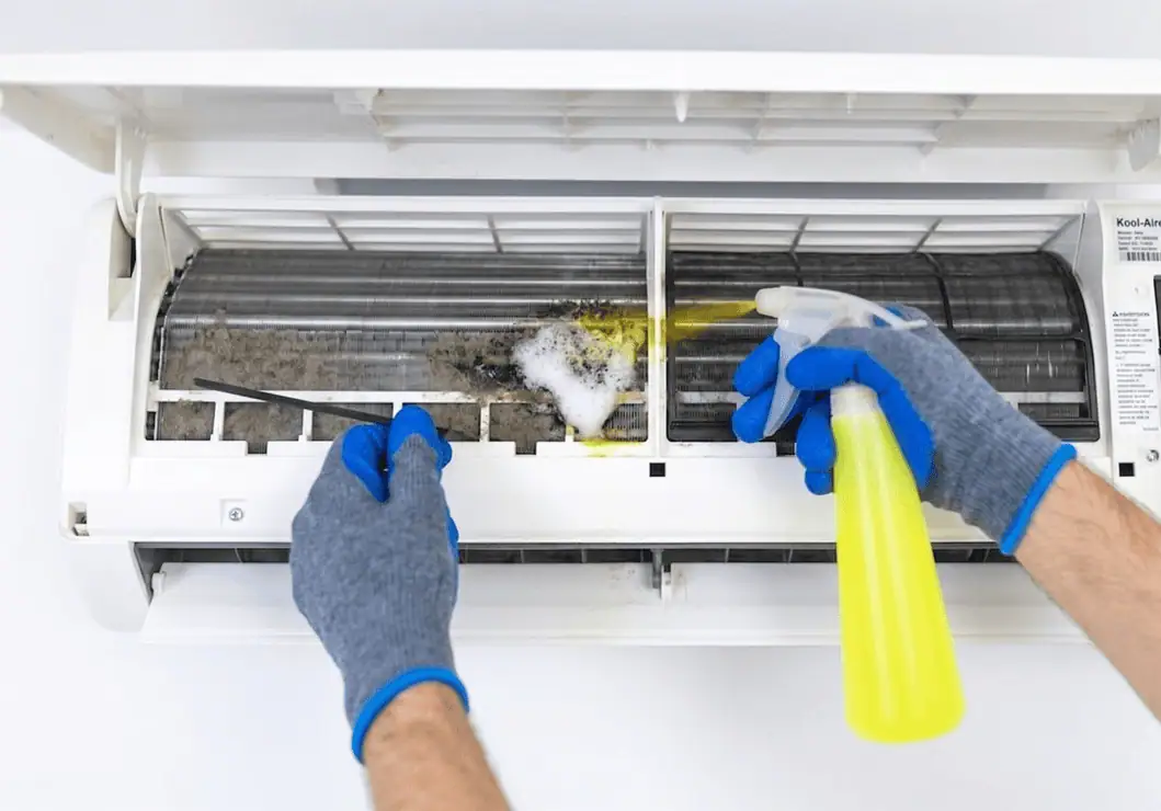 Мастер CityHandyman чистит крыльчатку кондиционера от плесени в Тбилиси
