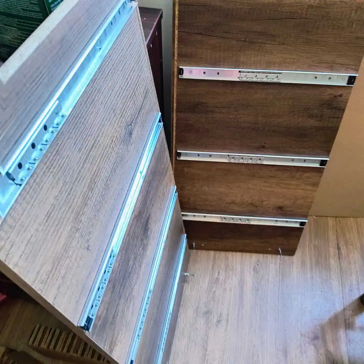 Мастер CityHandyman собирает кухонный гарнитур в Тбилиси — навесные шкафы по уровню