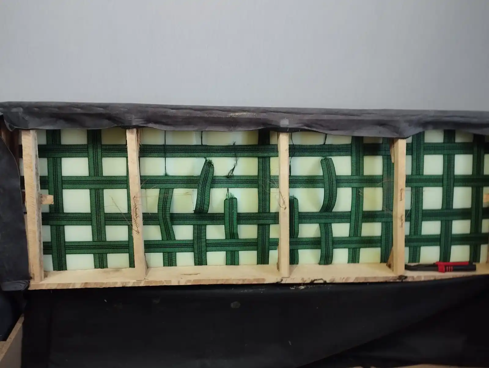 Replacing the shock absorber belts of a sofa