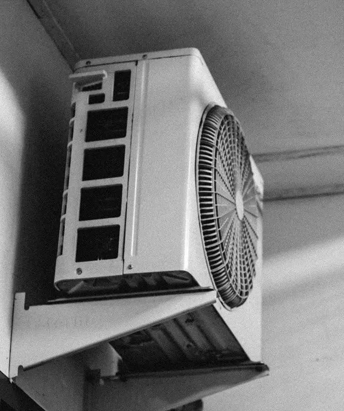 Мастер CityHandyman ремонтирует кондиционер на дому в Тбилиси