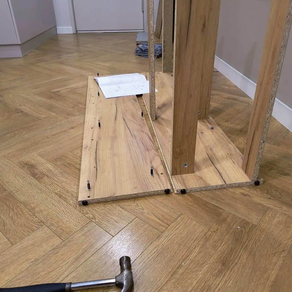 Сборка обувницы в Тбилиси — корпус на полу, шканты вставлены, CityHandyman