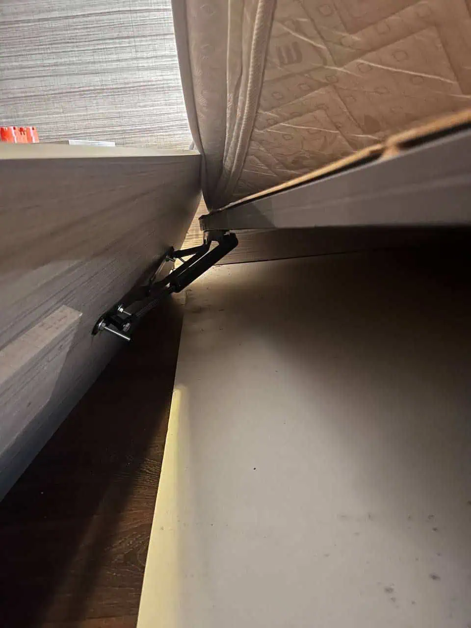 Сломанный газлифт подъёмной кровати требует замены — мастер CityHandyman выезжает Тбилиси