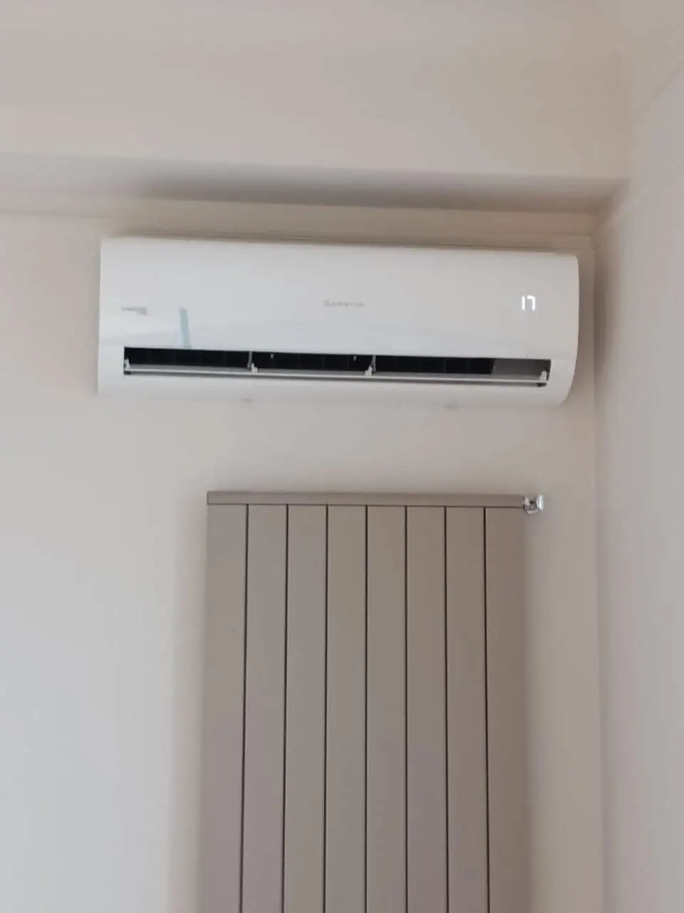 CityHandyman смонтировал внутренний блок кондиционера Ariston в комнате в Тбилиси