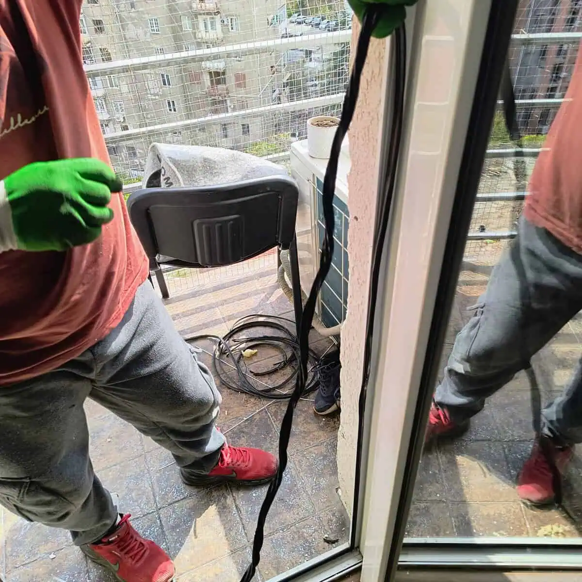 CityHandyman-ის ოსტატი თბილისში ბინაში პლასტმასის ფანჯარაზე რეზინის შემამჭიდროებელს ცვლის
